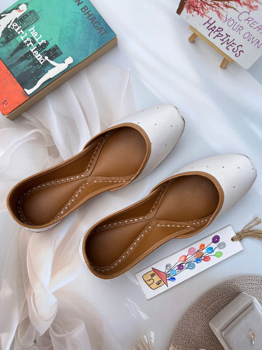 BEADS JUTTIS (IVORY SHADE)