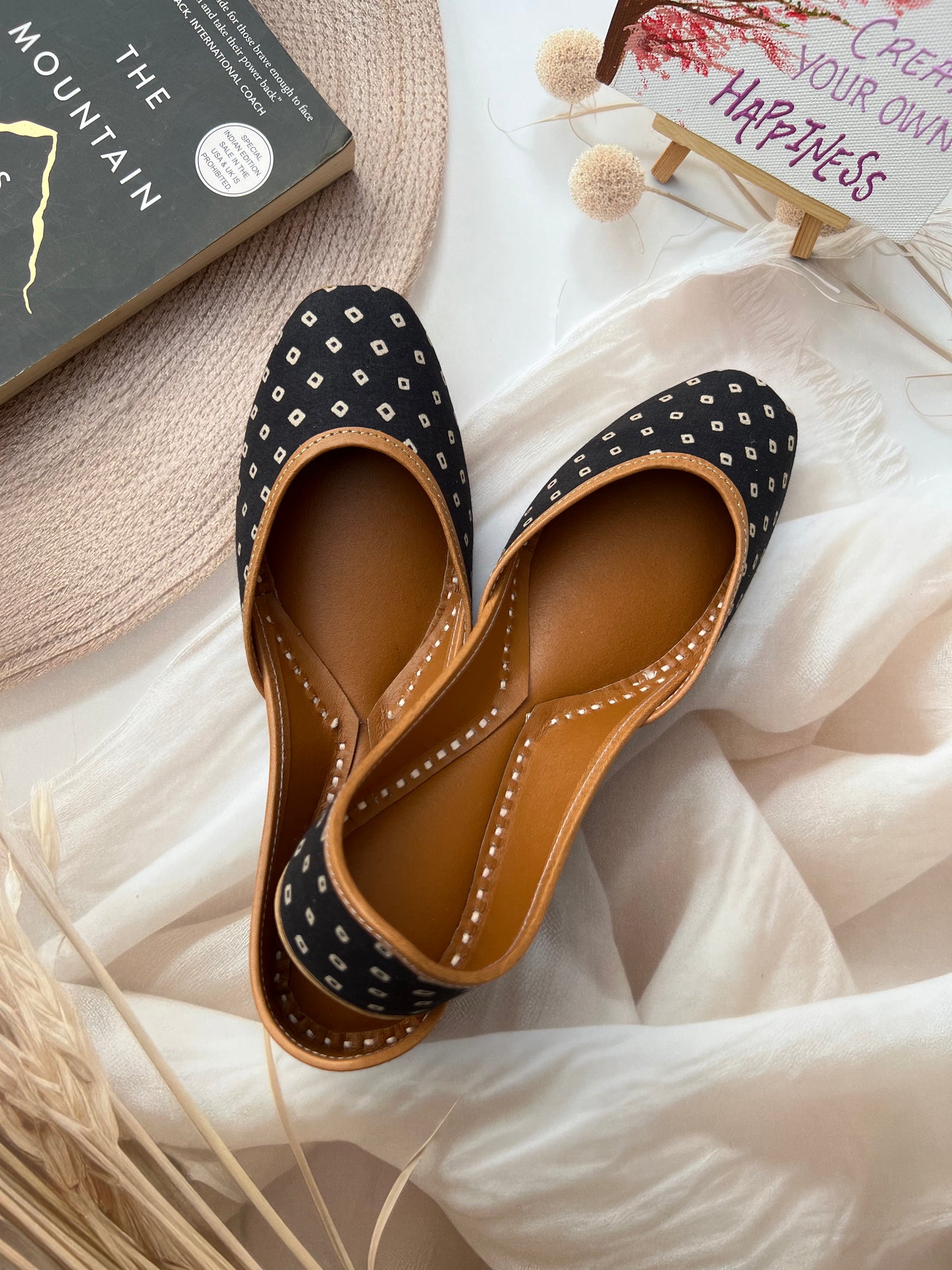 BANDHANI JUTTIS (BLACK COLOR)