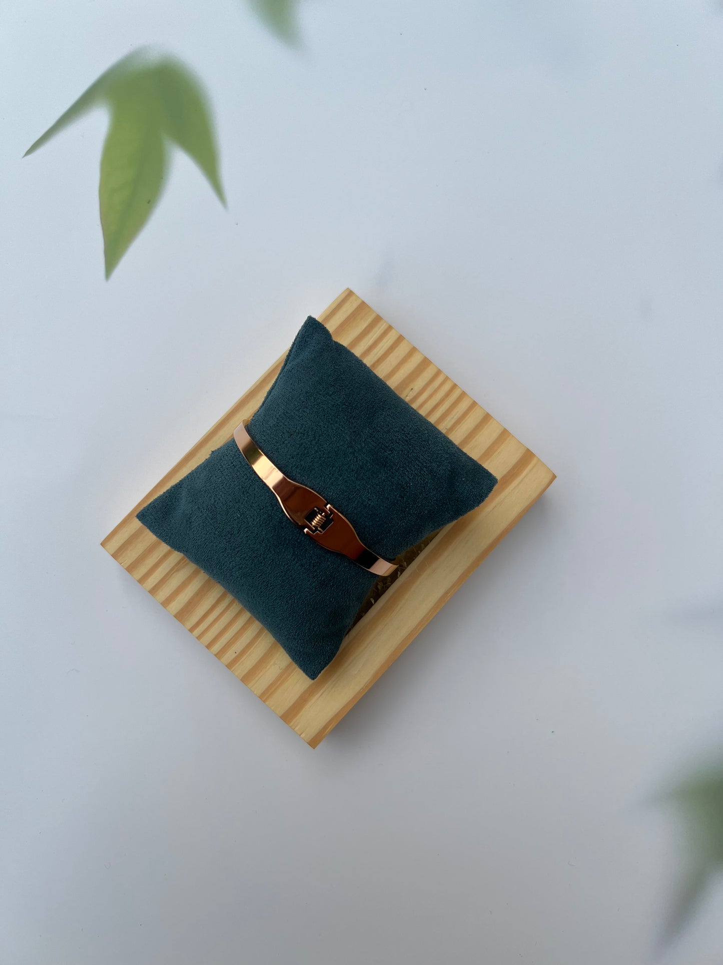 BRACELET :- AMORE