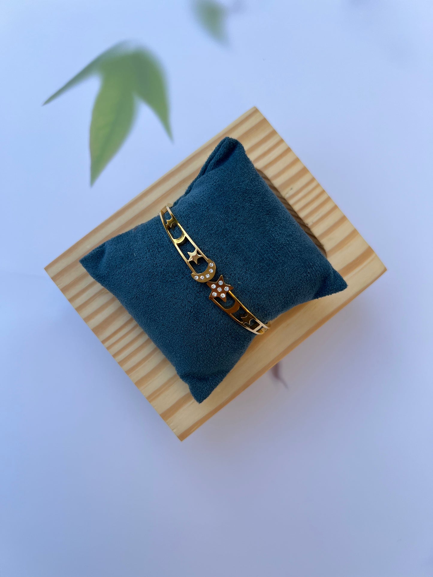 BRACELET :- STELLAR