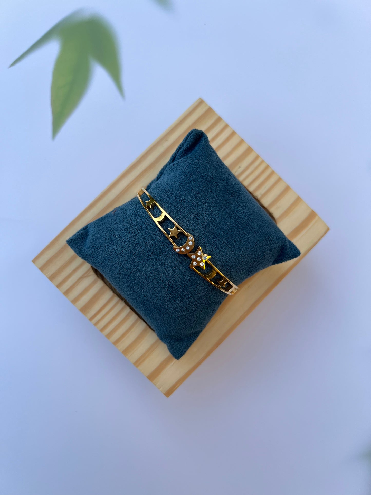 BRACELET :- STELLAR