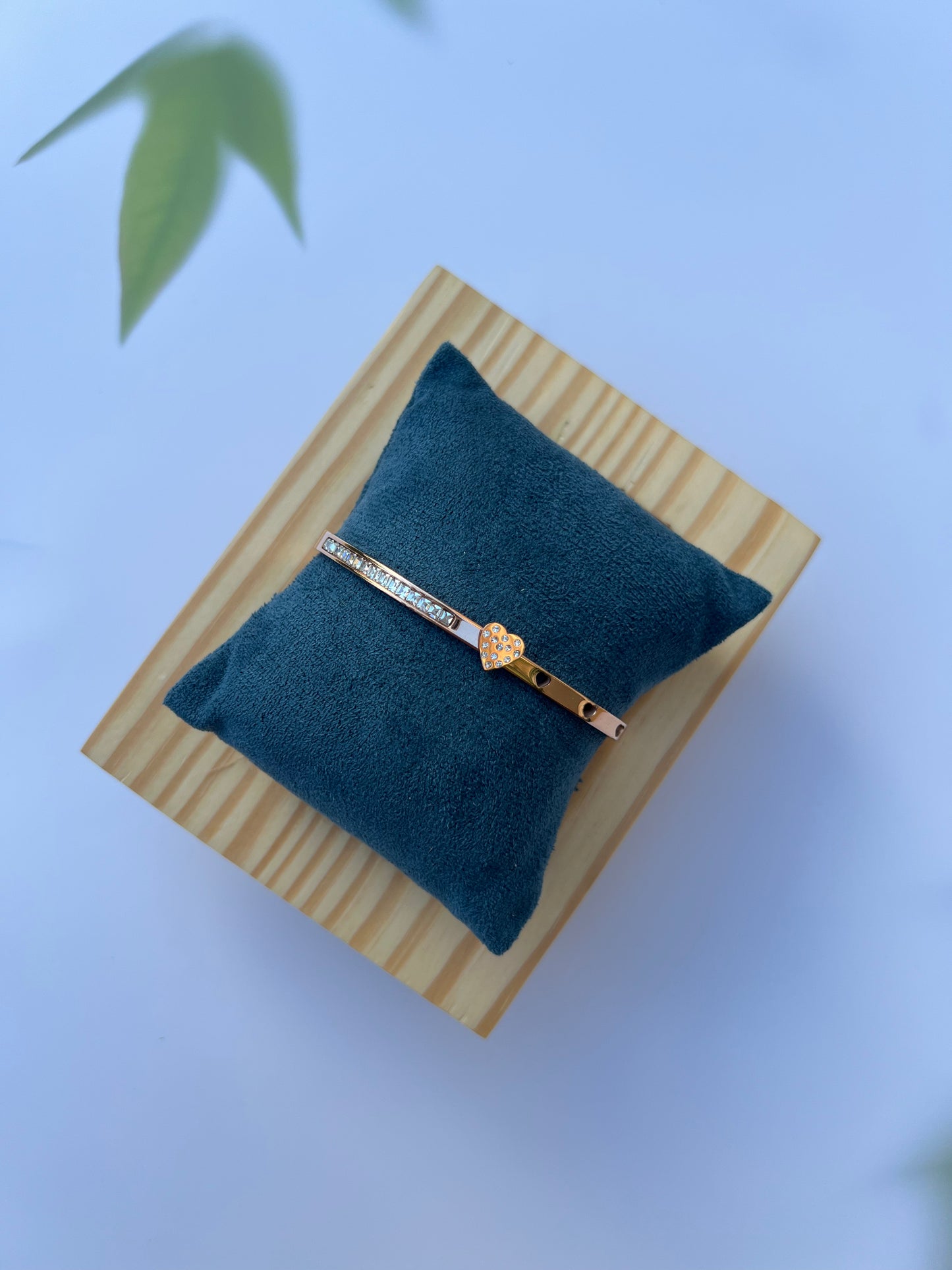 BRACELET :- AMORE