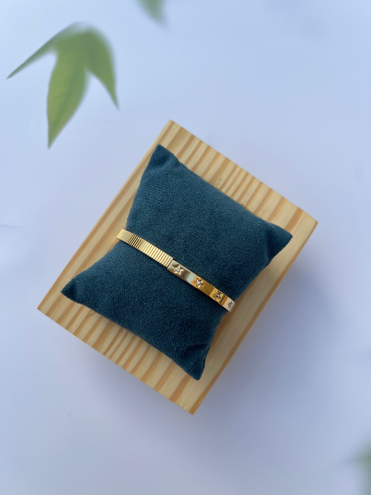 BRACELET :- NOVA
