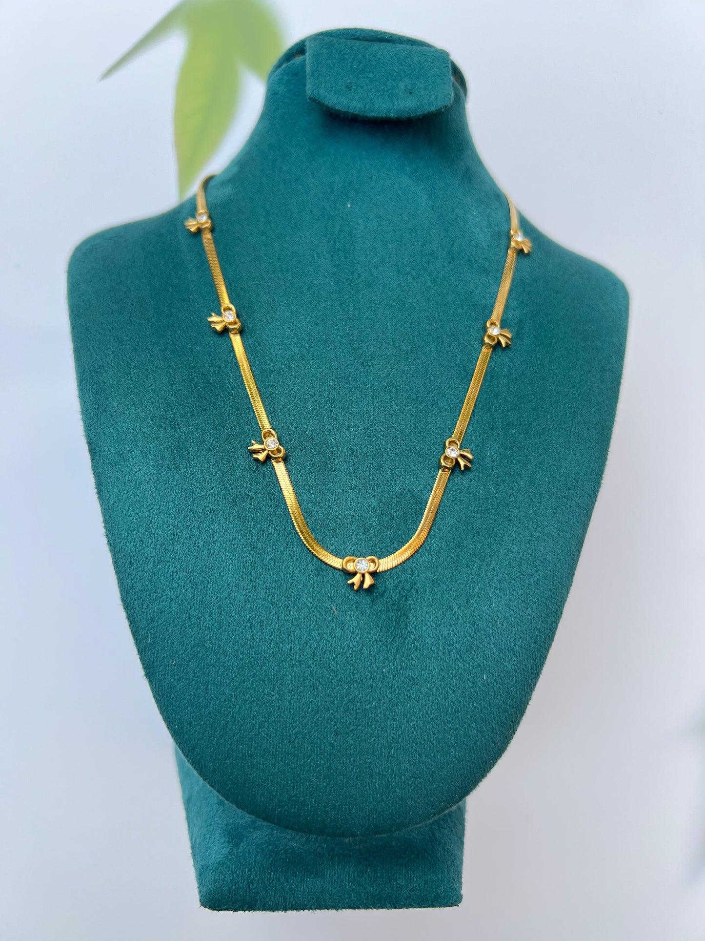 NECKLACE :- BOWLINE